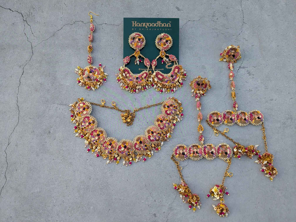 Situ (necklace+tikka+eariings+haathful+kaleeras)