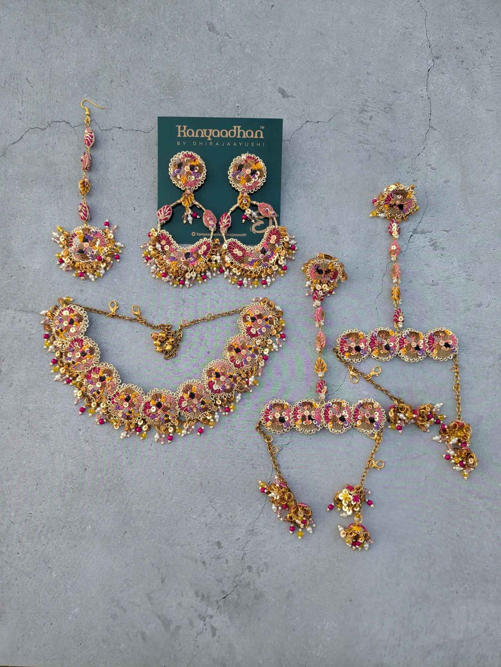Situ (necklace+tikka+eariings+haathful+kaleeras)