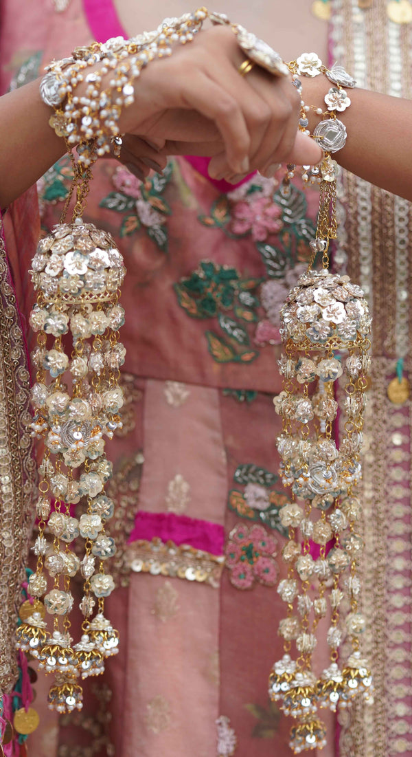 Shuvangi Haathful with kaleeras(Set of 2)